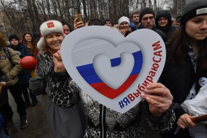 Москва. Участники флешмоба `Я выбираю сам` в поддержку выборов президента РФ, который прошел в парке им. Воровского.
