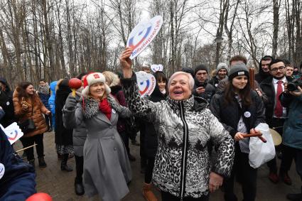 Москва. Участники флешмоба `Я выбираю сам` в поддержку выборов президента РФ, который прошел в парке им. Воровского.