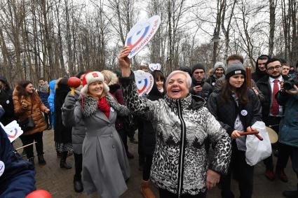 Москва. Участники флешмоба `Я выбираю сам` в поддержку выборов президента РФ, который прошел в парке им.  Воровского.