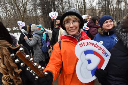 Москва. Участники флешмоба `Я выбираю сам` в поддержку выборов президента РФ, который прошел в парке им.  Воровского.