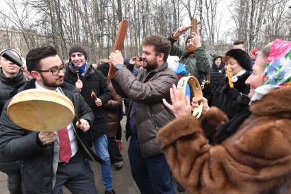Москва. Участники флешмоба `Я выбираю сам` в поддержку выборов президента РФ, который прошел в парке им. Воровского.
