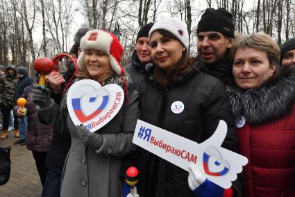 Москва. Участники флешмоба `Я выбираю сам` в поддержку выборов президента РФ, который прошел в парке им.  Воровского.