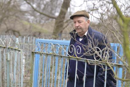 Республике Дагестан, с.Тарумовка. Врач-стоматолог Сергей Дмитрян на родовом кладбище.