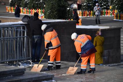 Москва. Сотрудники коммунальных служб убирают улицу.