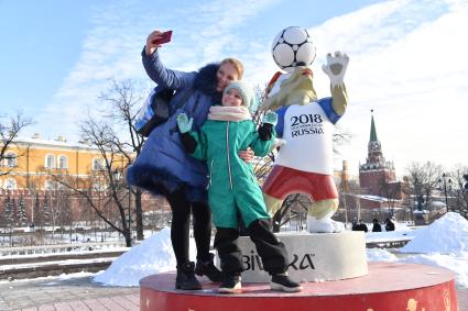 Москва. Девочки фотографируются  у  официального  талисмана  ЧМ по футболу 2018  Волка Забиваки в Александровском саду.