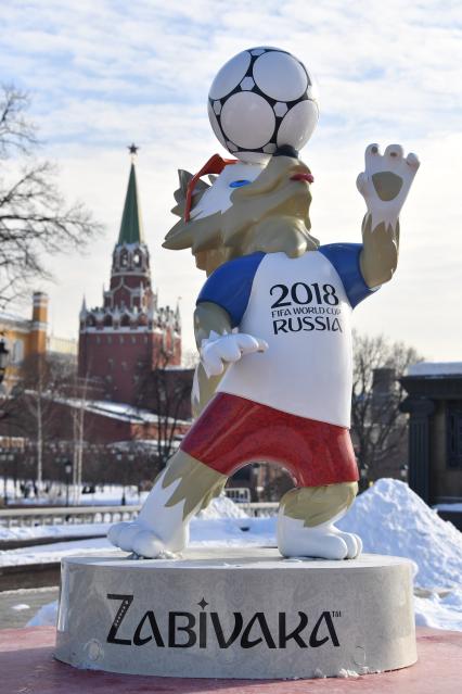 Москва. Фигурка официального  талисмана  ЧМ по футболу 2018  Волка Забиваки в Александровском саду.