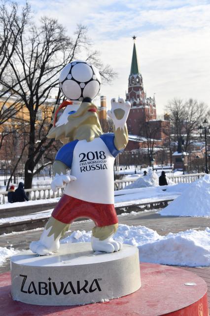 Москва. Фигурка официального  талисмана  ЧМ по футболу 2018  Волка Забиваки в Александровском саду.