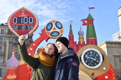 Москва.  Часы обратного отсчета  ЧМ по футболу 2018  на Тверской  улице.