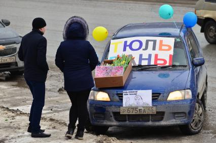 Новосибирск. Торговля цветами на улице города.