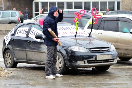 Новосибирск. Мужчина торует тюльпанами.