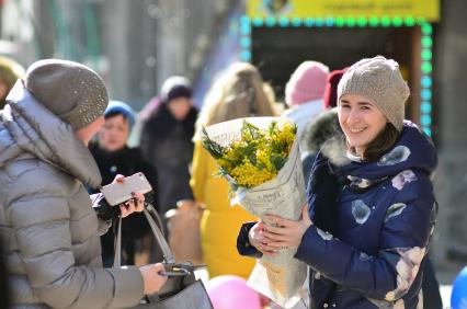 Новосибирск.  Женщина  с букетом мимозы.