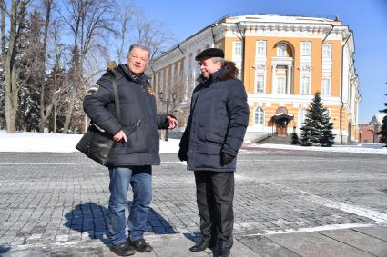 Москва. Корреспондент `Комсомольской правды` Александр Гамов и советник директора Федеральной службы охраны России, доктор исторических наук, профессор Сергей Девятов возле здания Сената на территории Московского Кремля.