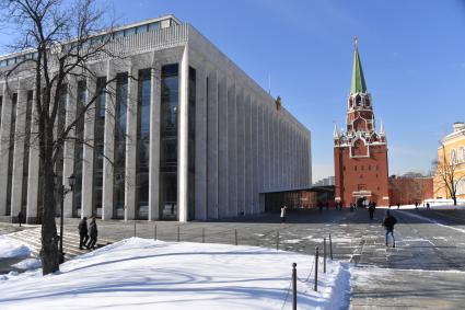 Москва. Государственный Кремлевский дворец и Троицкая башня в Московском Кремле.