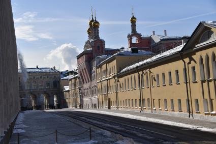 Москва. Дворцовая улица на территории Московского Кремля. Справа - Потешный дворец (палаты Милославского), в котором сейчас размещается Комендатура Кремля.