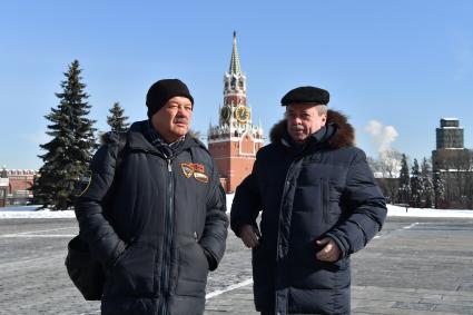 Москва. Корреспондент `Комсомольской правды` Александр Гамов и советник директора Федеральной службы охраны России, доктор исторических наук, профессор Сергей Девятов на территории Московского Кремля.