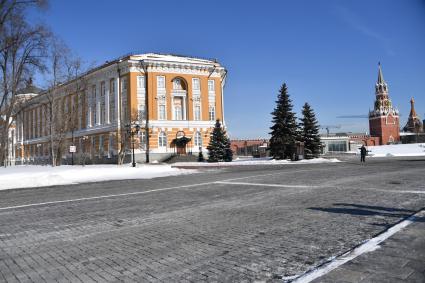 Москва. Здание Сената на территории Московского Кремля и Спасская башня (справа).