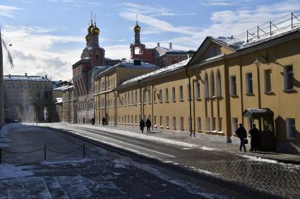 Москва. Дворцовая улица на территории Московского Кремля. Справа - Потешный дворец (палаты Милославского), в котором сейчас размещается Комендатура Кремля.