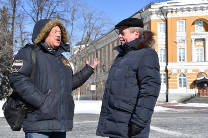 Москва. Корреспондент `Комсомольской правды` Александр Гамов и советник директора Федеральной службы охраны России, доктор исторических наук, профессор Сергей Девятов возле здания Сената на территории Московского Кремля.