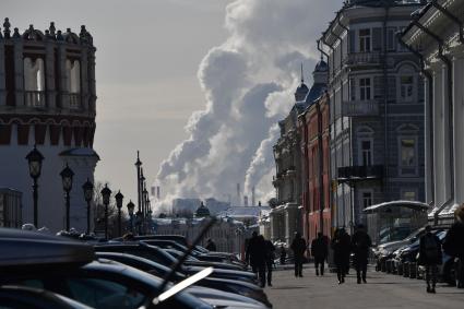 Москва. Кутафья башня Московского Кремля (слева).