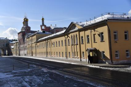 Москва. Дворцовая улица на территории Московского Кремля. Справа - Потешный дворец (палаты Милославского), в котором сейчас размещается Комендатура Кремля.