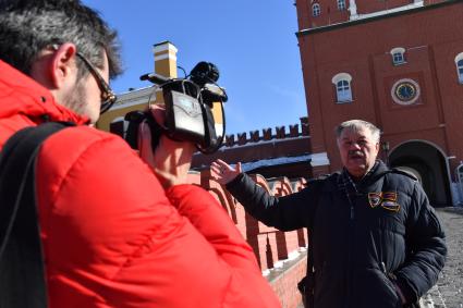 Москва. Корреспондент `Комсомольской правды` Александр Гамов возле Троицкой башни Московского Кремля.