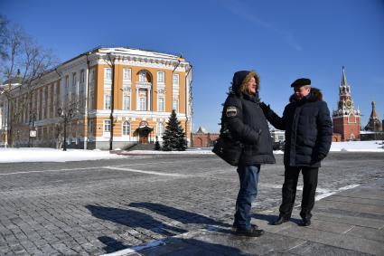 Москва. Корреспондент `Комсомольской правды` Александр Гамов и советник директора Федеральной службы охраны России, доктор исторических наук, профессор Сергей Девятов возле здания Сената на территории Московского Кремля.