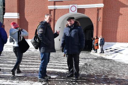 Москва. Корреспондент `Комсомольской правды` Александр Гамов и советник директора Федеральной службы охраны России, доктор исторических наук, профессор Сергей Девятов на территории Московского Кремля.