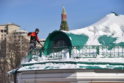 Москва. Чистка снега с крыши здания Арсенала Московского Кремля.