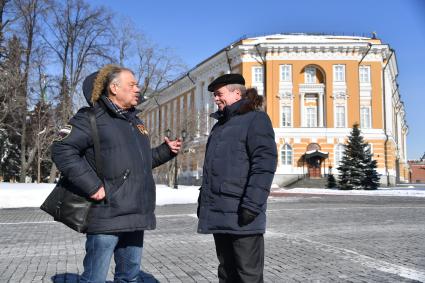 Москва. Корреспондент `Комсомольской правды` Александр Гамов и советник директора Федеральной службы охраны России, доктор исторических наук, профессор Сергей Девятов возле здания Сената на территории Московского Кремля.