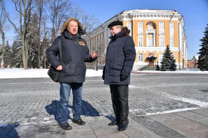 Москва. Корреспондент `Комсомольской правды` Александр Гамов и советник директора Федеральной службы охраны России, доктор исторических наук, профессор Сергей Девятов возле здания Сената на территории Московского Кремля.