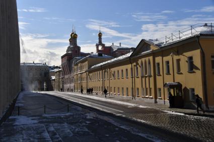 Москва. Дворцовая улица на территории Московского Кремля. Справа - Потешный дворец (палаты Милославского), в котором сейчас размещается Комендатура Кремля.