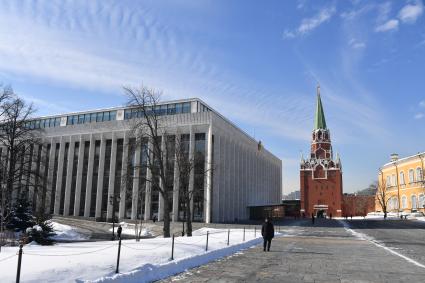 Москва. Государственный Кремлевский дворец и Троицкая башня в Московском Кремле.