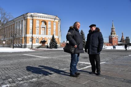 Москва. Корреспондент `Комсомольской правды` Александр Гамов и советник директора Федеральной службы охраны России, доктор исторических наук, профессор Сергей Девятов возле здания Сената на территории Московского Кремля.