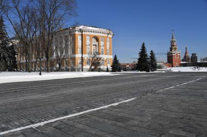 Москва. Здание Сената на территории Московского Кремля и Спасская башня (справа).