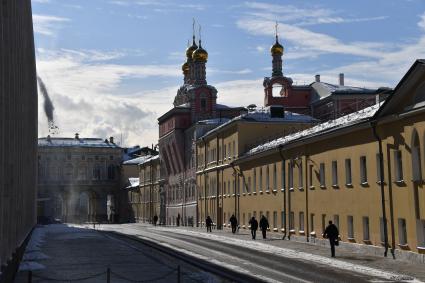 Москва. Дворцовая улица на территории Московского Кремля. Справа - Потешный дворец (палаты Милославского), в котором сейчас размещается Комендатура Кремля.