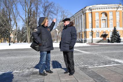 Москва. Корреспондент `Комсомольской правды` Александр Гамов и советник директора Федеральной службы охраны России, доктор исторических наук, профессор Сергей Девятов возле здания Сената на территории Московского Кремля.