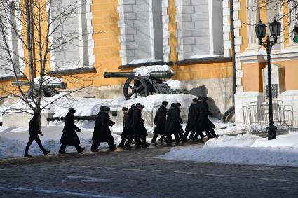 Москва. Артиллерийские орудия возле здания Арсенала Московского Кремля.