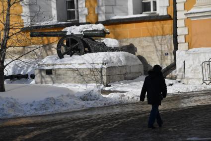 Москва. Артиллерийские орудия возле здания Арсенала Московского Кремля.