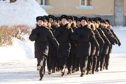 Санкт-Петербург. Девушки курсанты  на занятиях  в военно-морском политехническом институте  (ВМПИ).