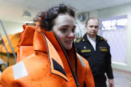 Санкт-Петербург. Девушки курсанты на практических занятиях в военно-морском политехническом институте (ВМПИ).