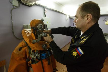 Санкт-Петербург. Девушки курсанты  на практических занятиях  в военно-морском политехническом институте  (ВМПИ).