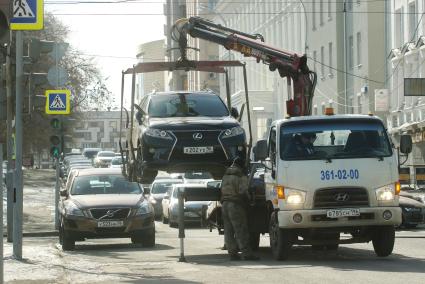 Екатеринбург. Эвакуация неправильно припаркованного автомобиля