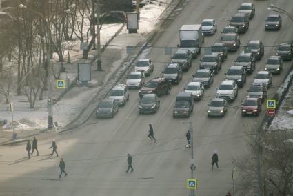 Екатеринбург. Автомобили стоят на светофоре