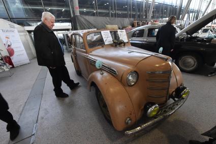 Москва. Автомобиль Москвич-400  на 27-й выставке старинных автомобилей и антиквариата `Олдтаймер-Галерея` в московском КВЦ `Сокольники`.