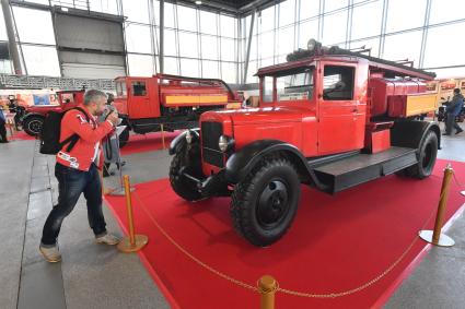 Москва. Автонасос на шасси АМО-4 - часть специальной экспозиции, посвященной 100-летию пожарной охраны СССР на 27-й выставке старинных автомобилей и антиквариата `Олдтаймер-Галерея` в московском КВЦ `Сокольники`.