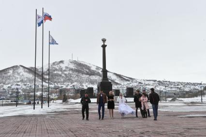 Петропавловск-Камчатский.  Жених и невеста на площади у стелы `Город воинской славы`.