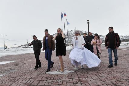 Петропавловск-Камчатский.  Жених и невеста на площади у стелы `Город воинской славы`.