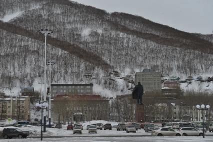 Петропавловск-Камчатский. Вид на город и памятник Владимиру Ленину.