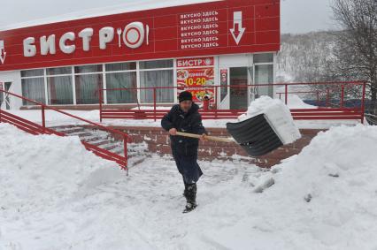 Петропавловск-Камчатский.   Уборка снега на улице города.