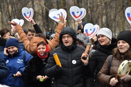 Москва. Участники флешмоба `Я выбираю сам` в поддержку выборов президента РФ, который прошел в парке им.  Воровского.